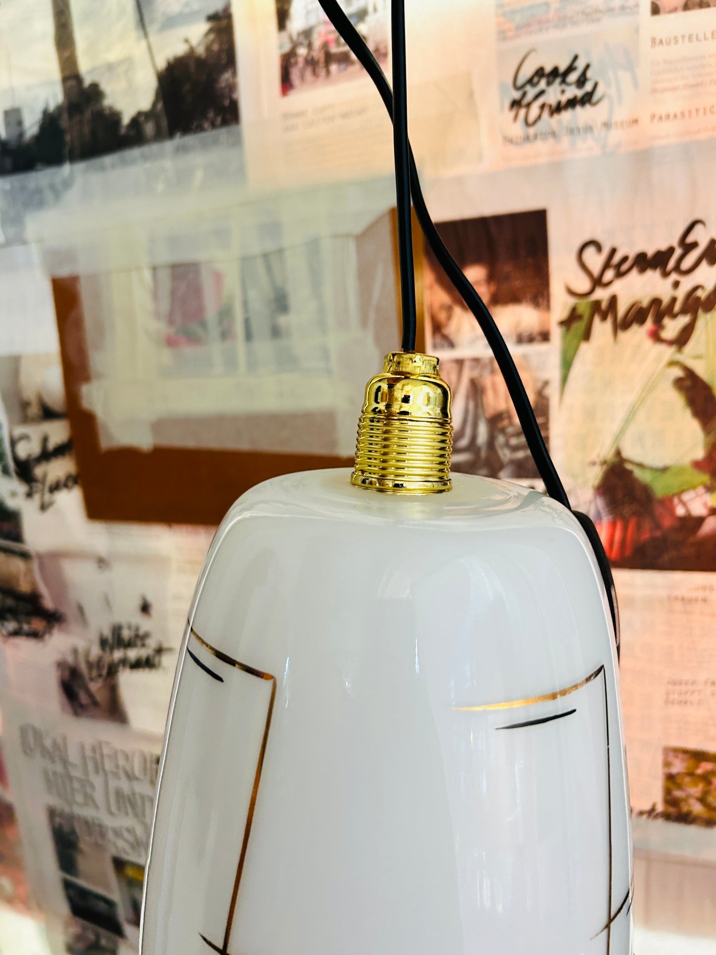 70er Pendelleuchte aus Milchglas aus Frankreich