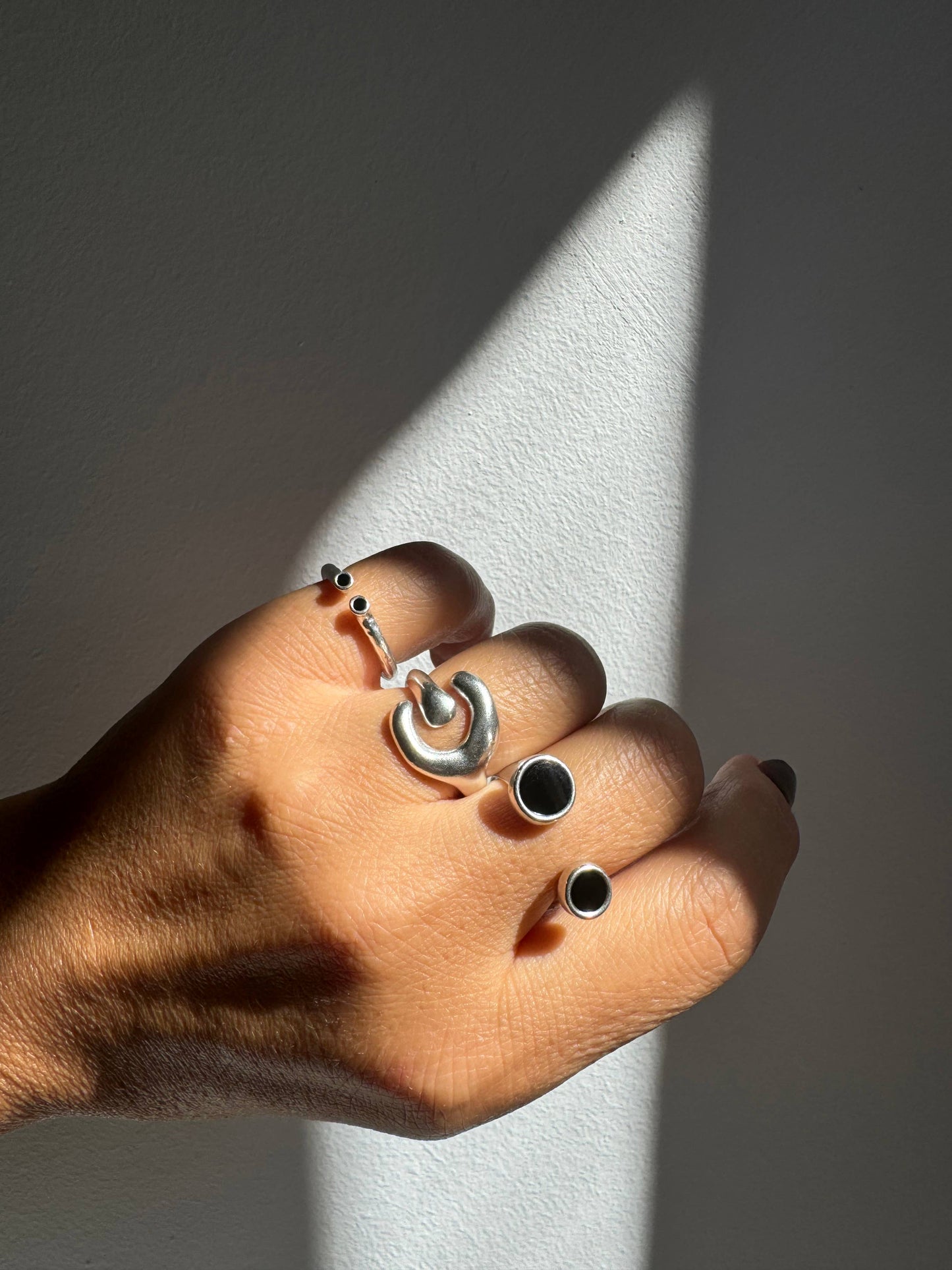 Christina Christi Silber-Ringe-Set für Damen, dünne stapelbare Ringe mit schwarzem Email: Halbmondring
