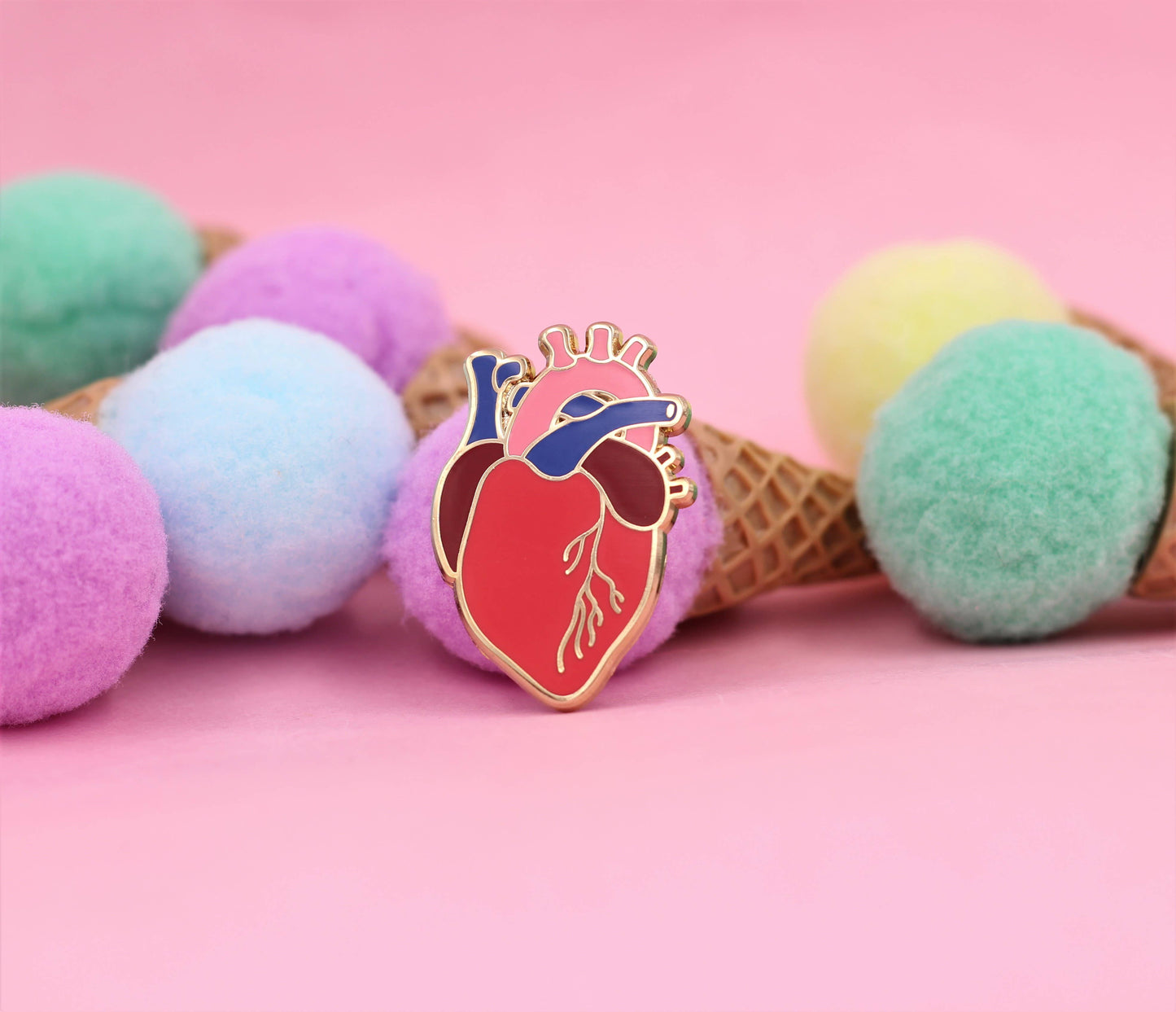 Anatomische Herz-Brosche mit realistischem Design - Emaille Pin