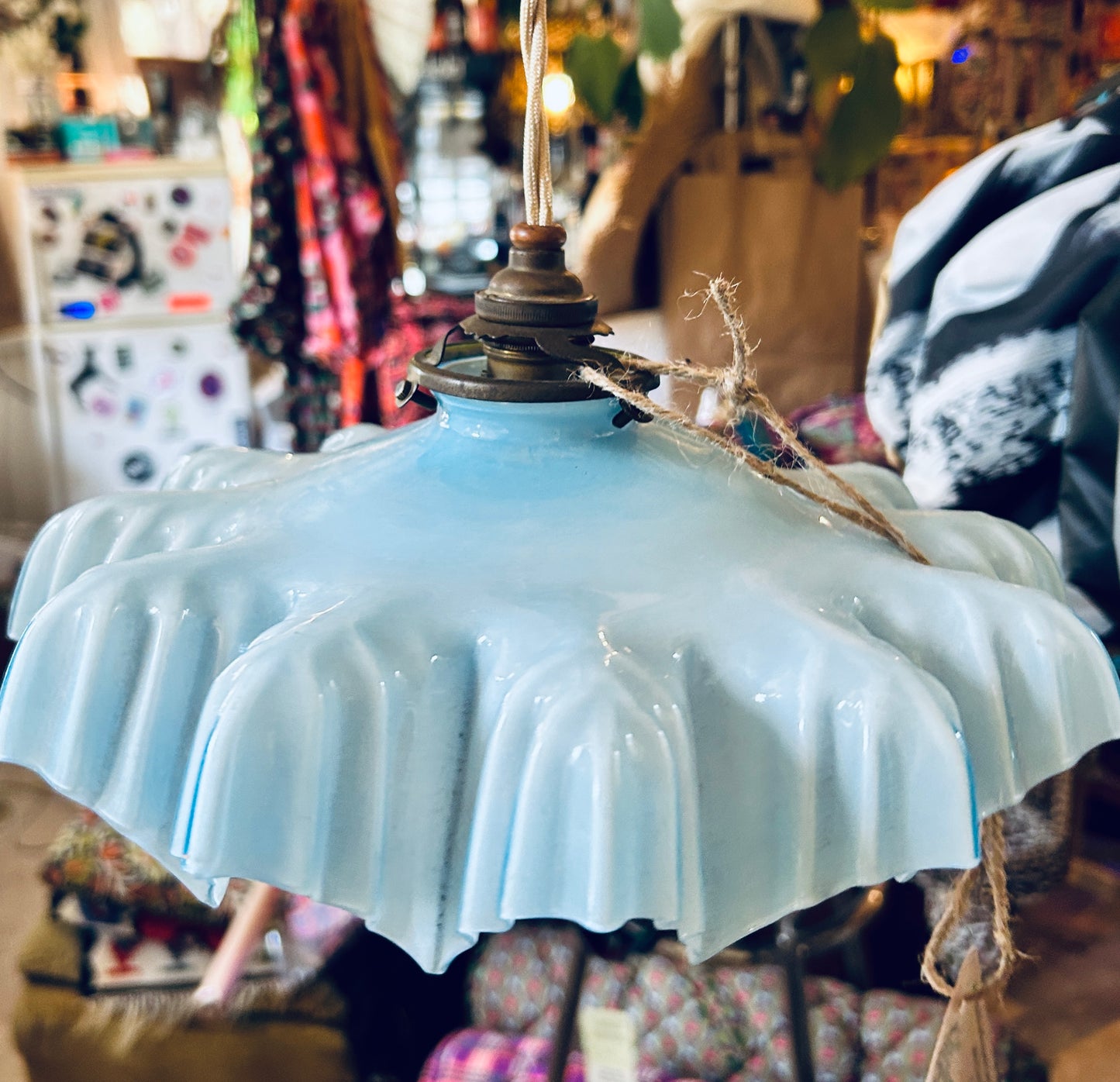 Pendelleuchte aus hellblauem Milchglas aus Frankreich