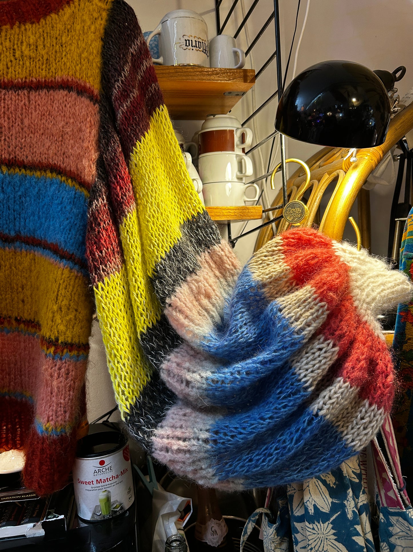 Handgestrickter farbiger Pullover mit Puffärmeln