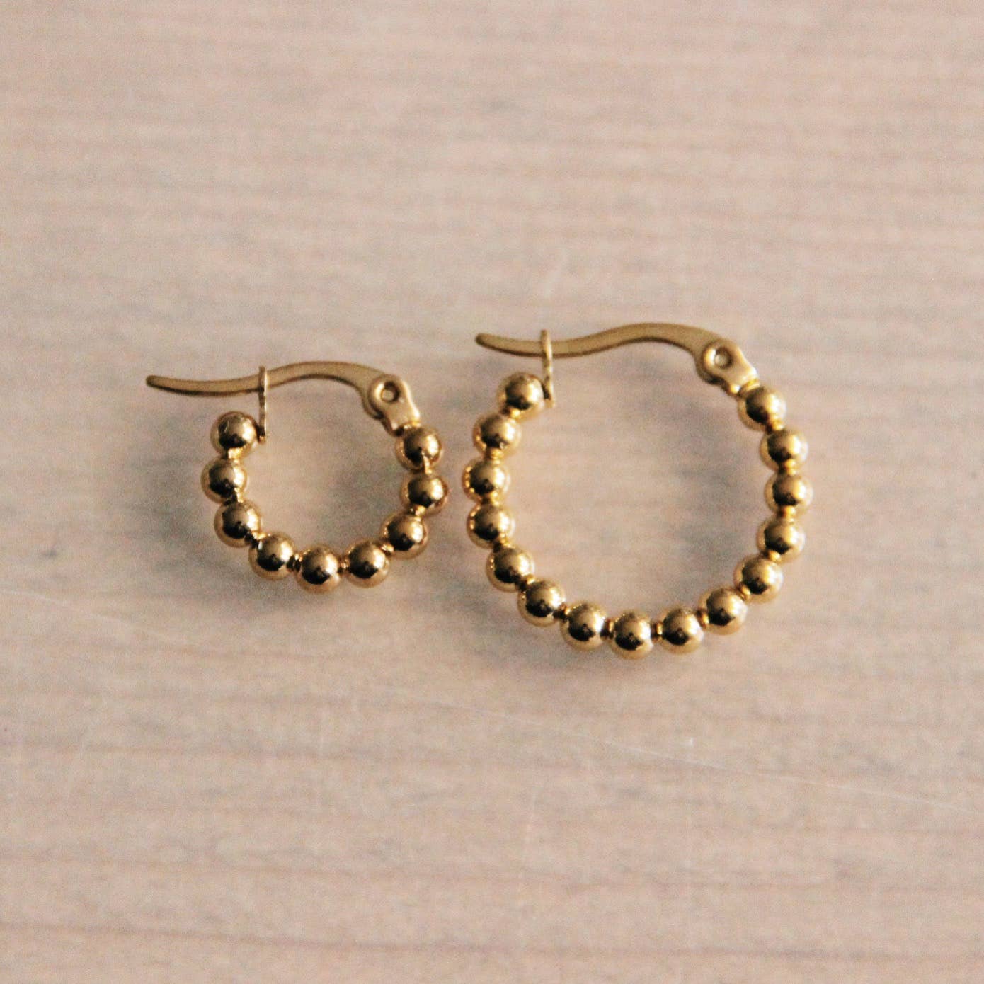 14 mm Creolen aus Edelstahl mit Kugeldesign – Gold