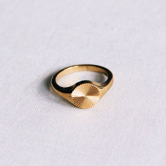 Edelstahlring mit dekorativem Muster – goldfarben