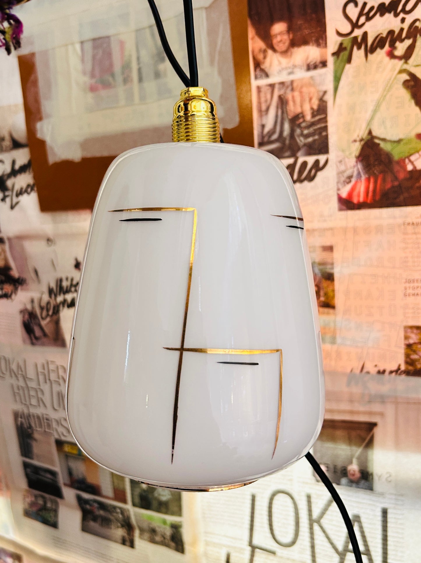 70er Pendelleuchte aus Milchglas aus Frankreich