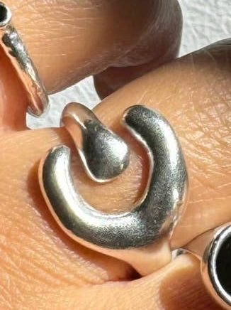 Christina Christi Silber-Ringe-Set für Damen, dünne stapelbare Ringe mit schwarzem Email: Halbmondring