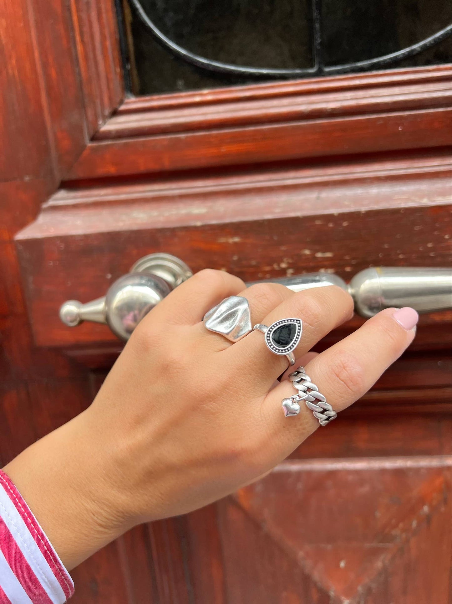 Handgemachte Silberringe - breite Wellen, Tropfen mit schwarzem Emaille, und Kettchen mit Herzanhänger: Breiter Ring