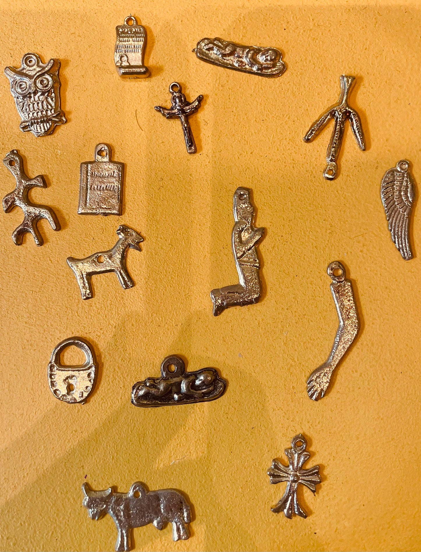 Vergoldete Milagritos aus Mexiko – Set handgefertigter Talismane Au