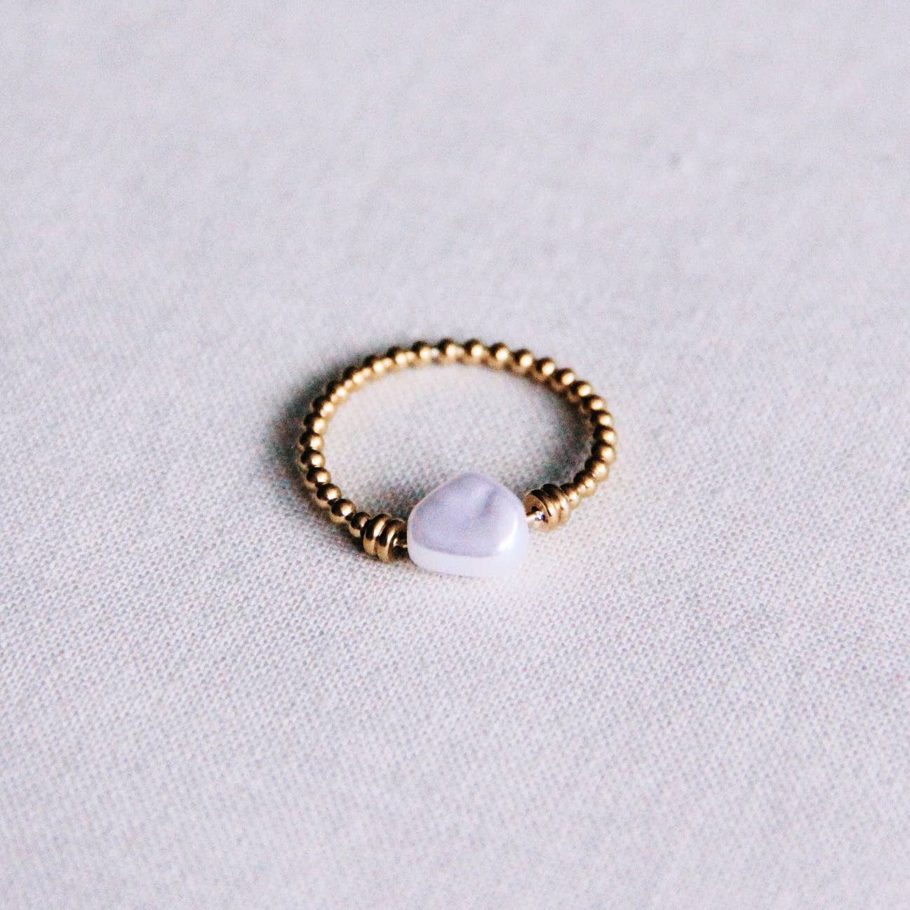 Stahlkugelring mit Perle – goldfarben
