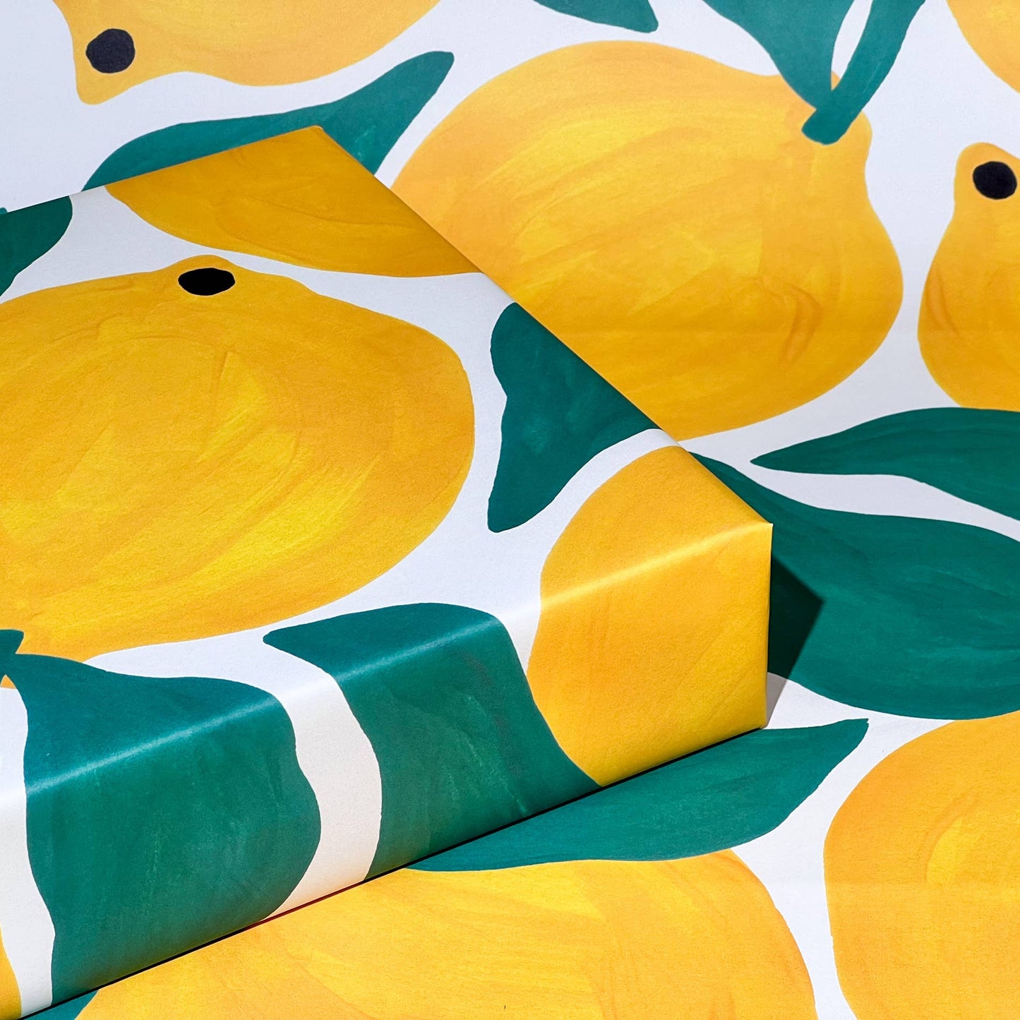 Geschenkpapier mit Zitronenmotiven designed by Liv Lee