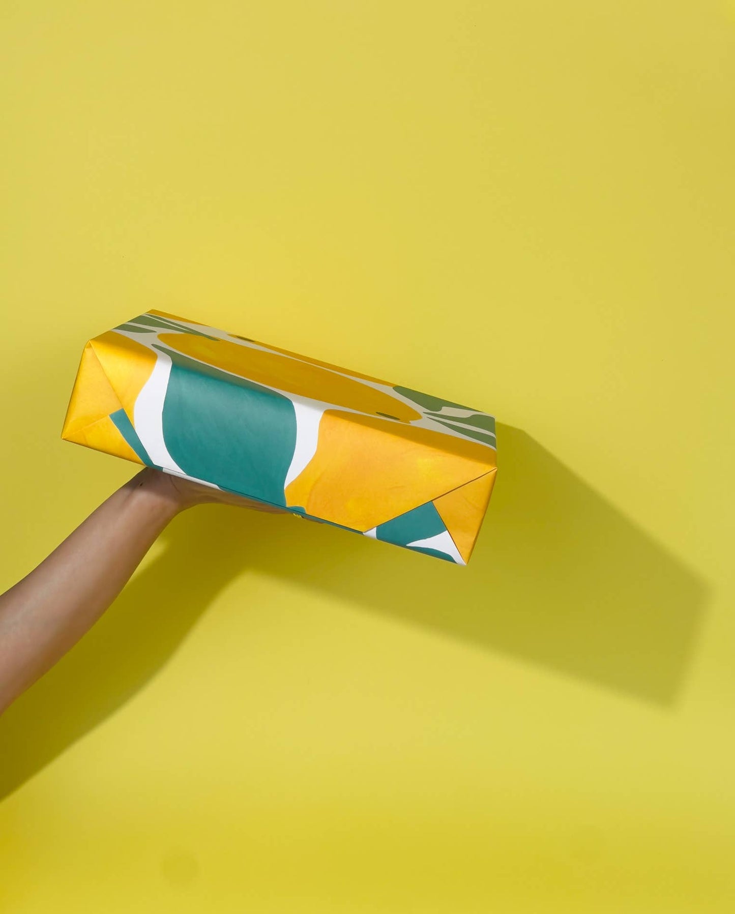 Geschenkpapier mit Zitronenmotiven designed by Liv Lee