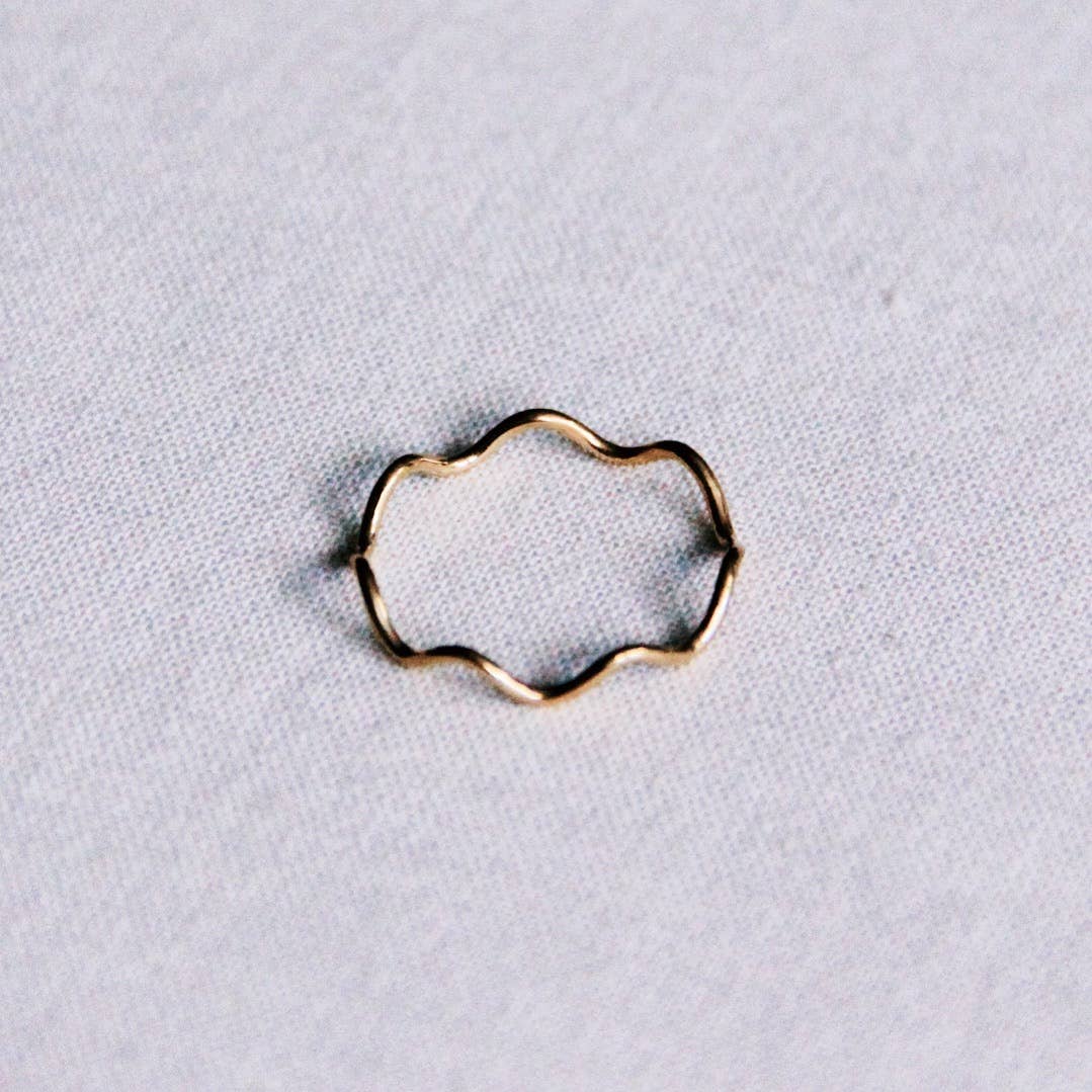 Minimalistischer Wellenring aus Edelstahl — Gold