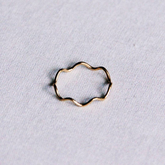 Minimalistischer Wellenring aus Edelstahl — Gold
