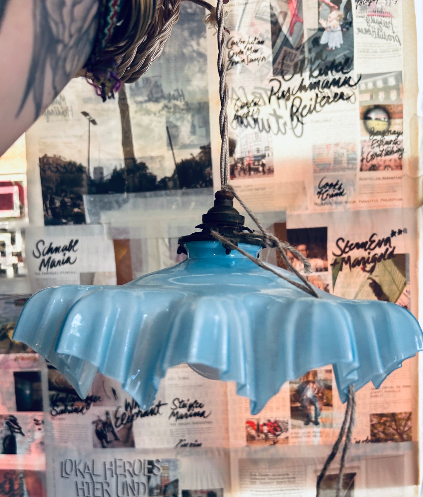 Pendelleuchte aus hellblauem Milchglas aus Frankreich