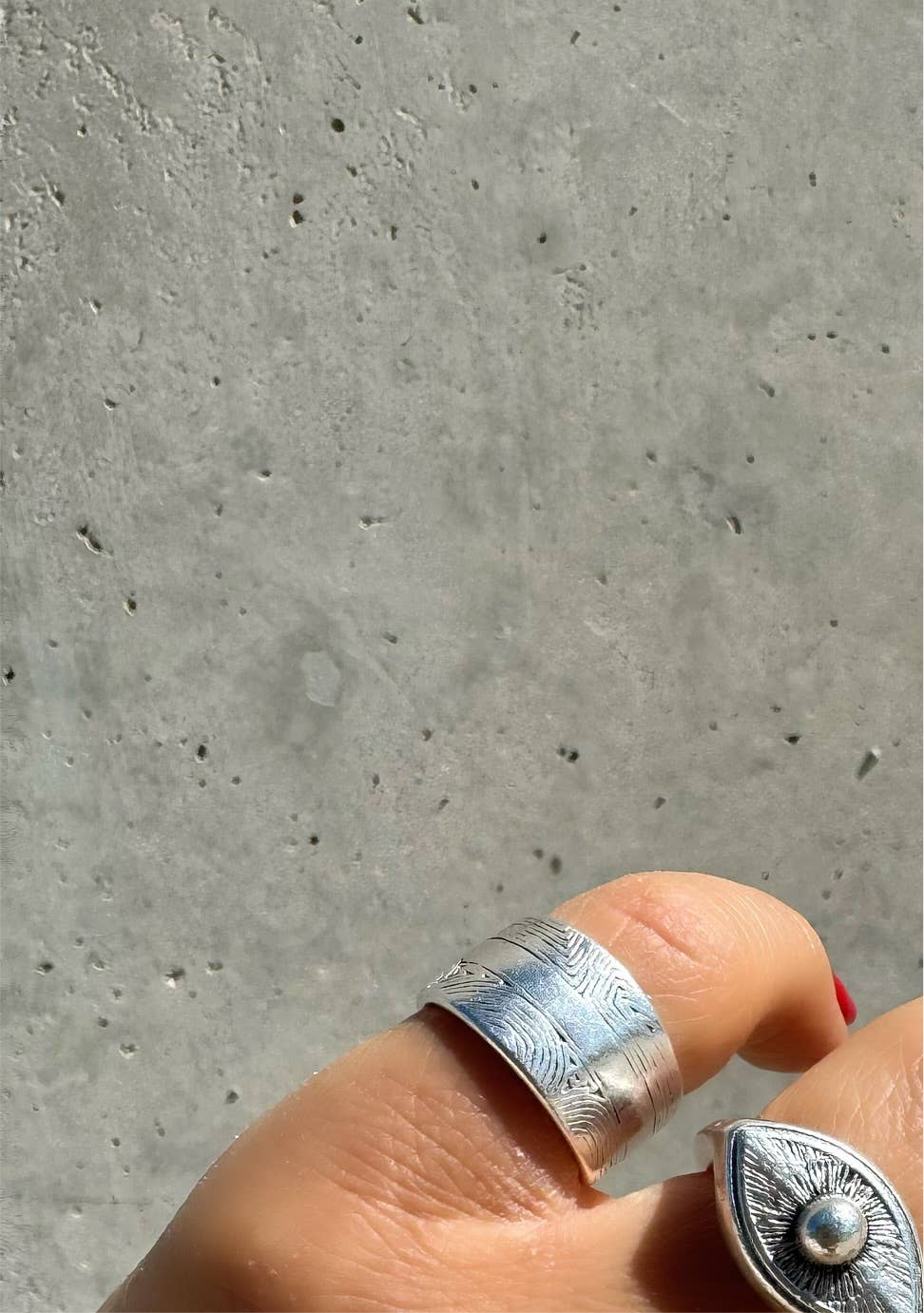 Ring mit breitem Band handgefertigt von Christina Christi