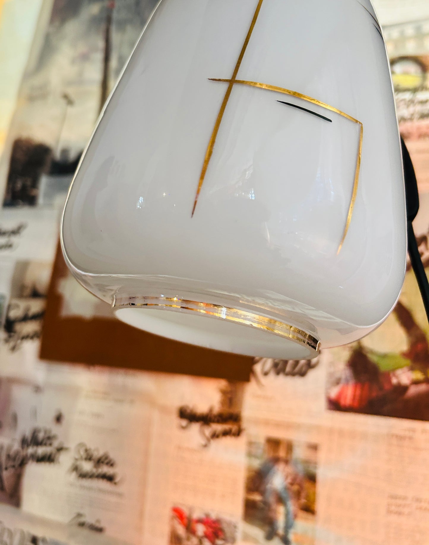 70er Pendelleuchte aus Milchglas aus Frankreich