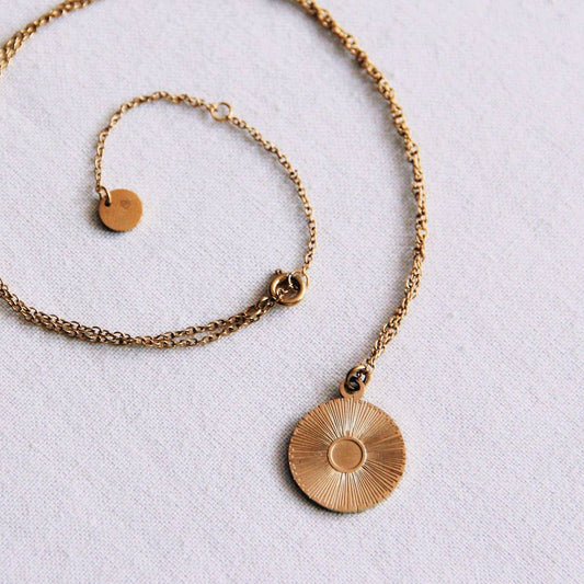 Feine Edelstahlkette mit rundem Fantasieanhänger