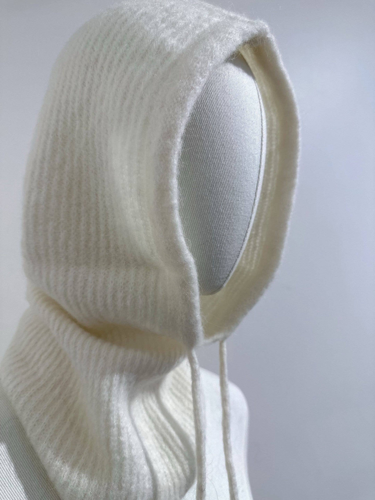 Balaklava mit Baby-Alpaka mit Kordeln: Off White