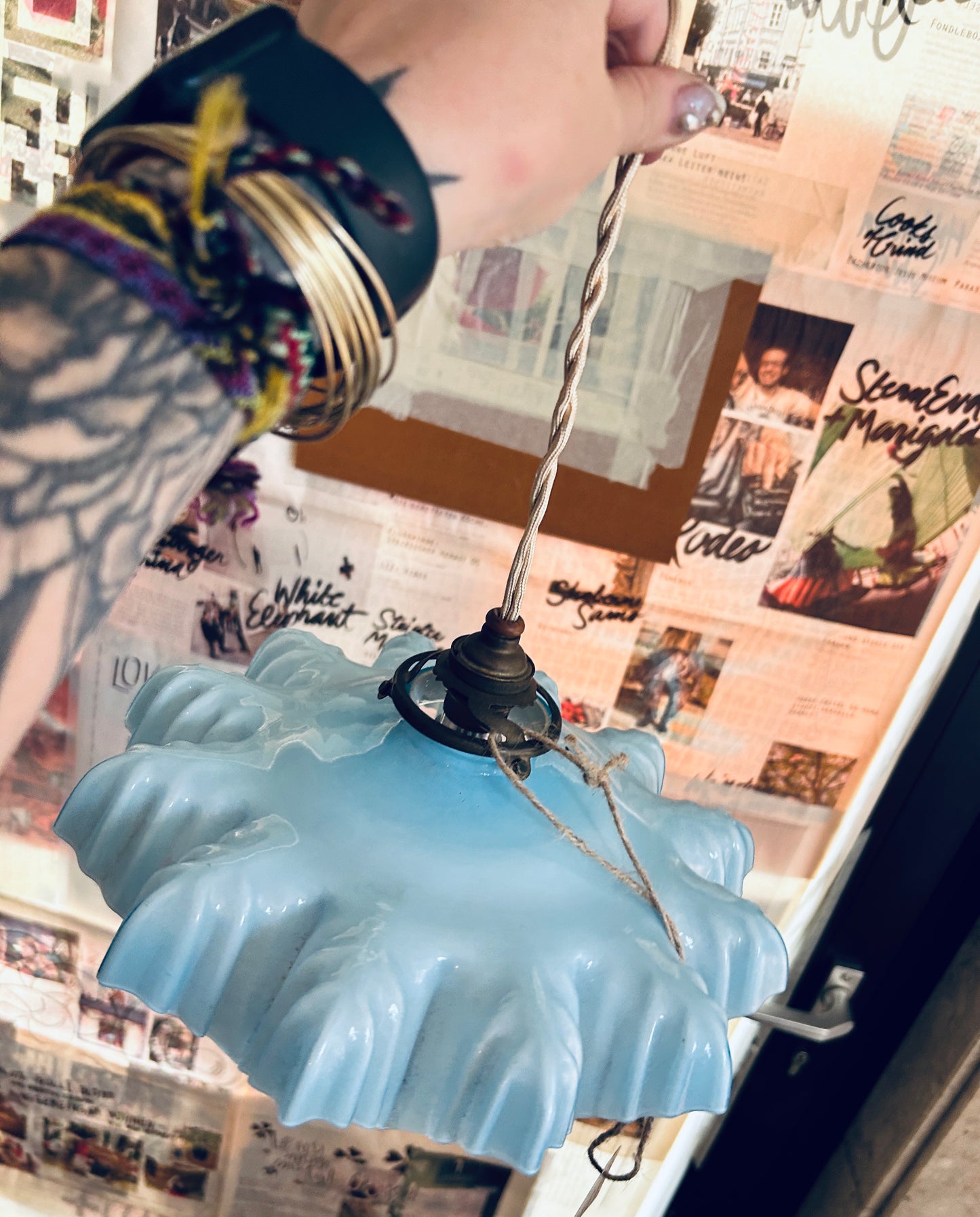 Pendelleuchte aus hellblauem Milchglas aus Frankreich