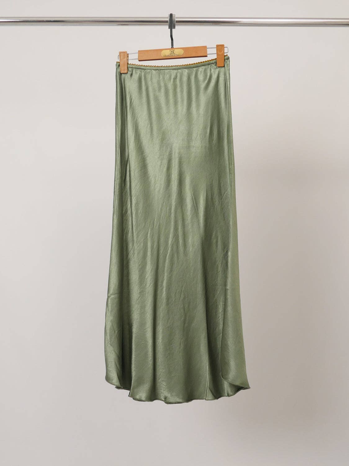 Langer satinierter Rock in Khaki