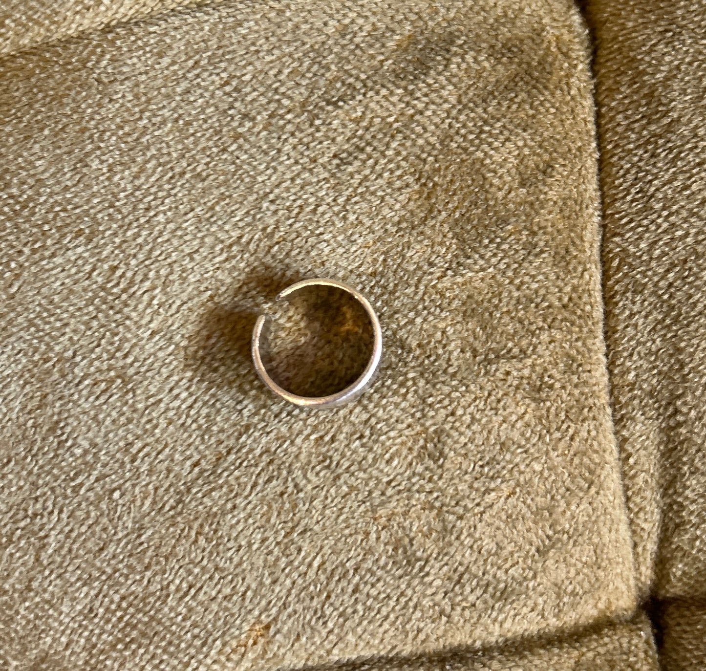 Ring mit breitem Band handgefertigt von Christina Christi