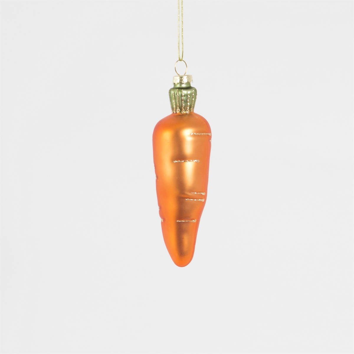 Weihnachtskugel in Karottenform aus Wintergemüse