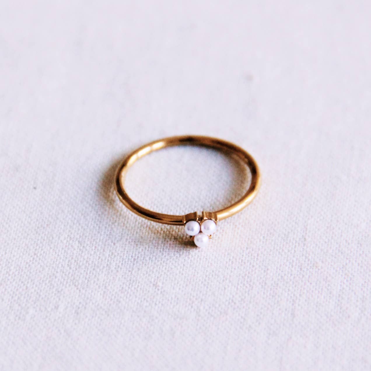 Minimalistischer Ring mit 3 Mini-Perlen - Gold