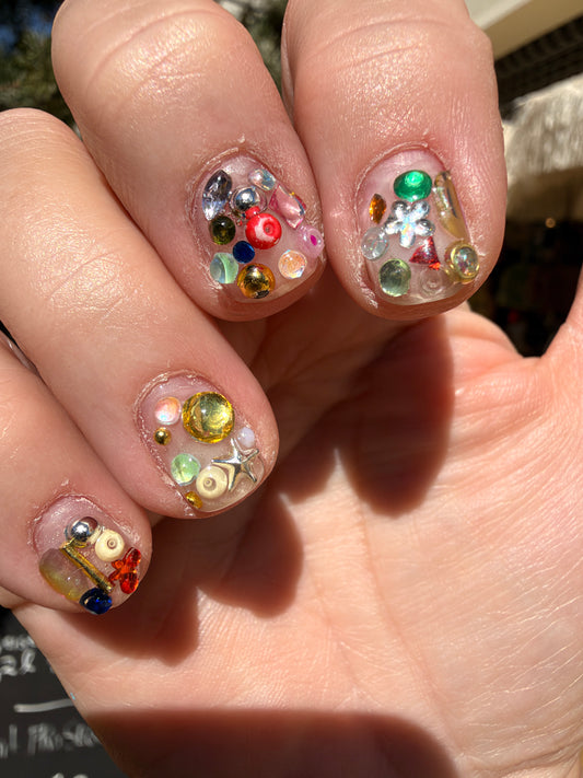 TERMIN BUCHEN: Nageldesign BEDAZZLED – aufwändigeres Design mit ab 20 Gemstones, Dauer des Termins ca. 1–4 Stunden