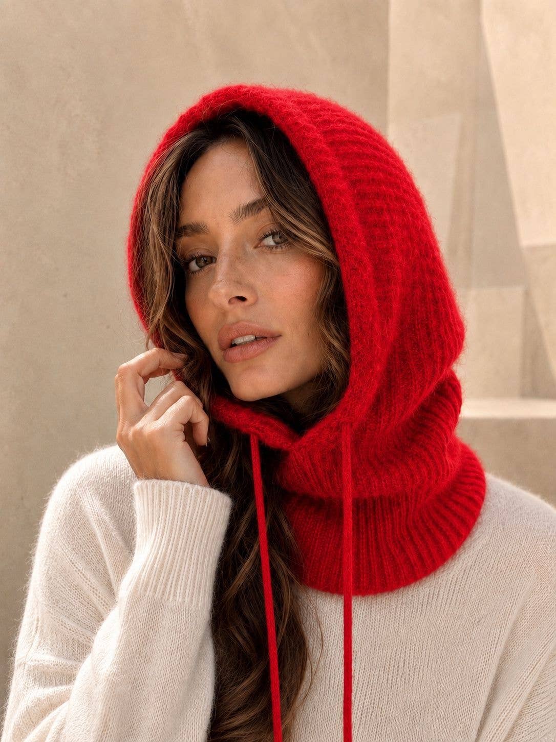 Gestrickte Cagoule-Kapuze aus Baby-Alpaka mit Kordeln: Rouge