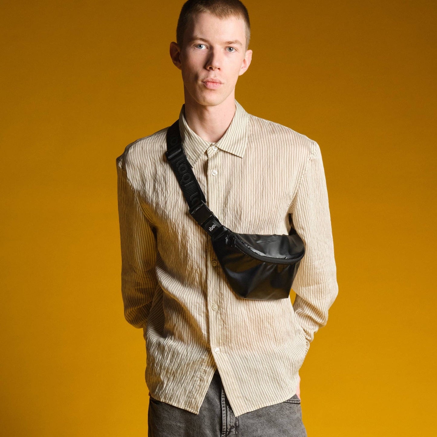 LOQI Metallic schwarze Bauchtasche