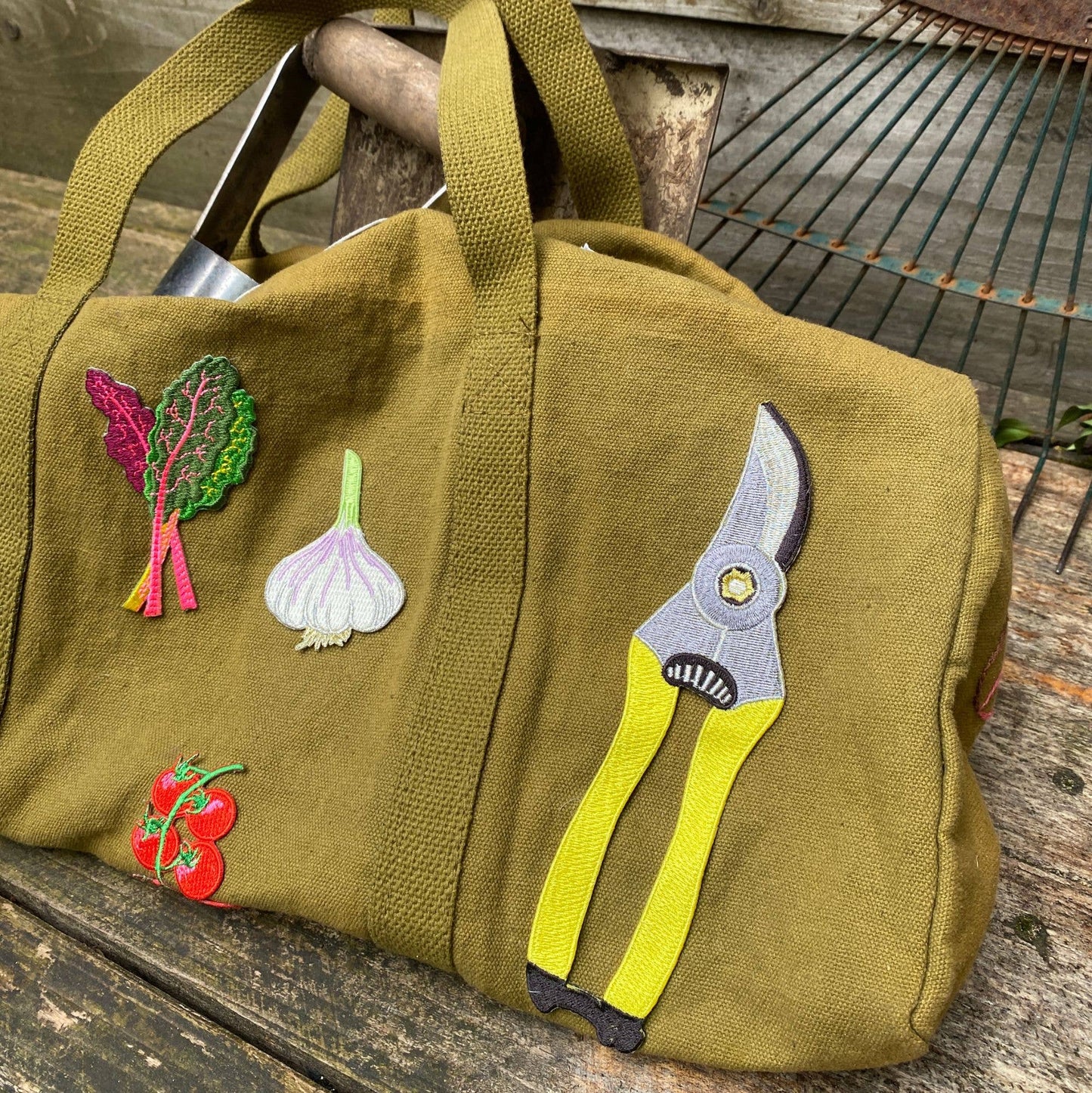 Besticktes Stoff-Lesezeichen – Gartenscheren-Design