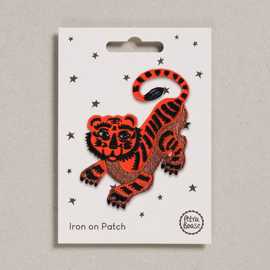 Aufbügelbarer bestickter Aufnäher „Kauernder Tiger”