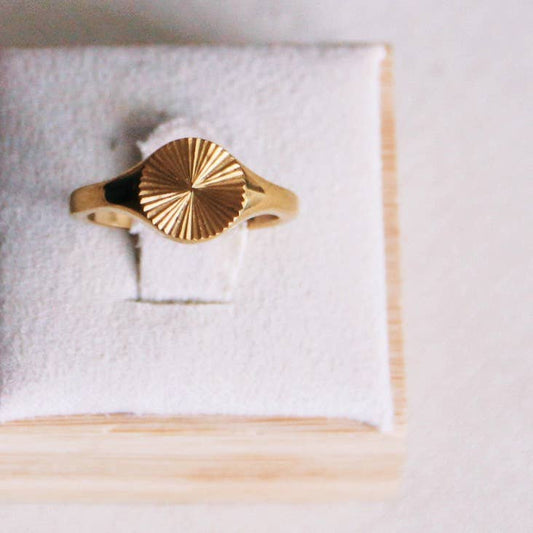 Edelstahlring mit dekorativem Muster – goldfarben