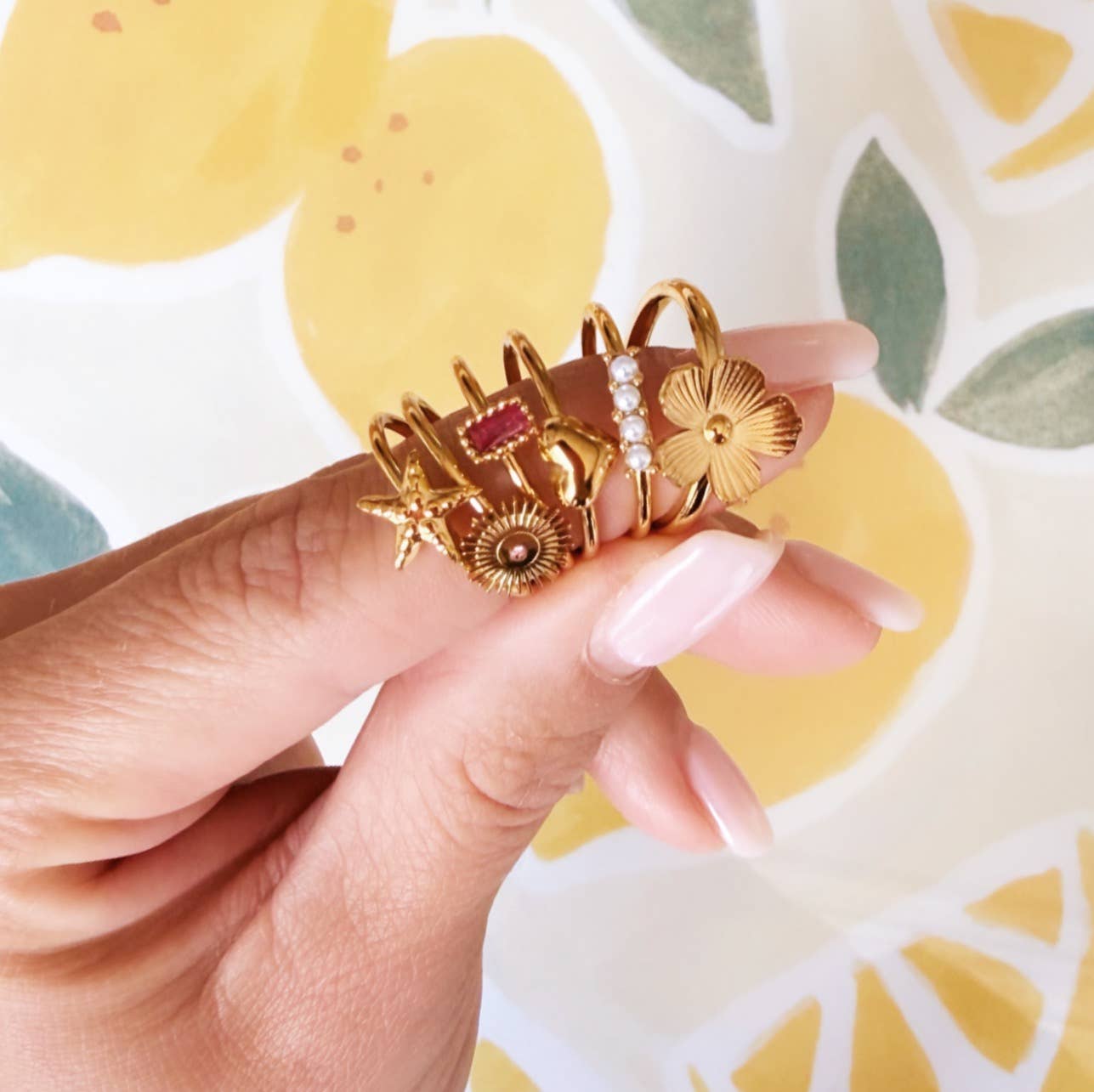 Minimalistischer Ring mit kugelförmigem Herz - Gold