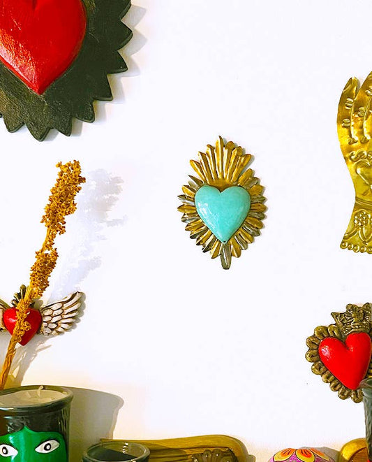 Türkisfarbenes Herz mit goldenen Blütenblättern - Wanddekoration