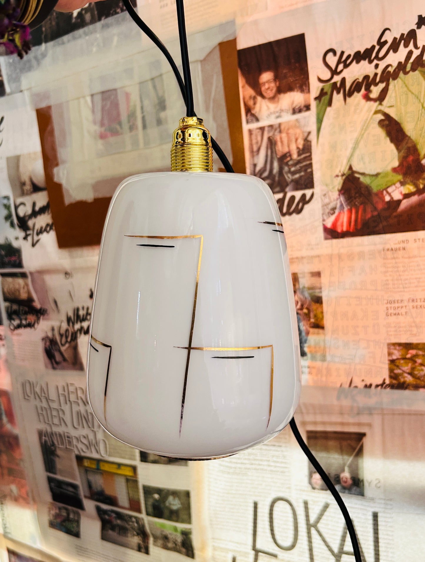 70er Pendelleuchte aus Milchglas aus Frankreich