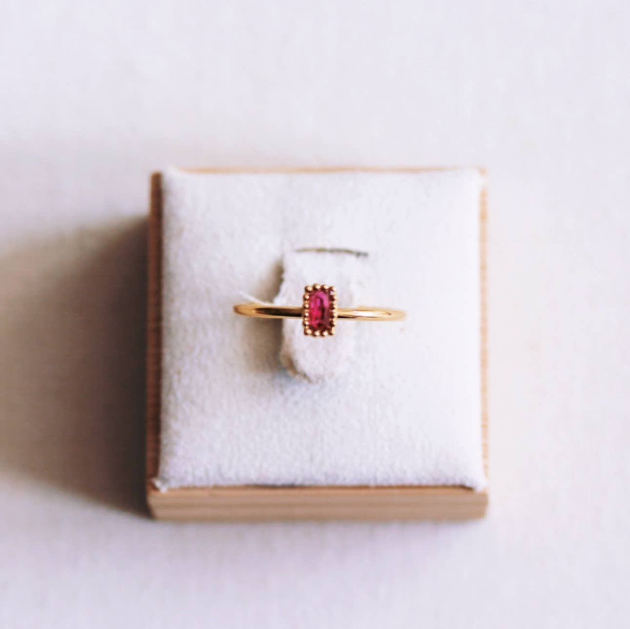 Minimalistischer Ring mit Kristallstein - Fuchsia