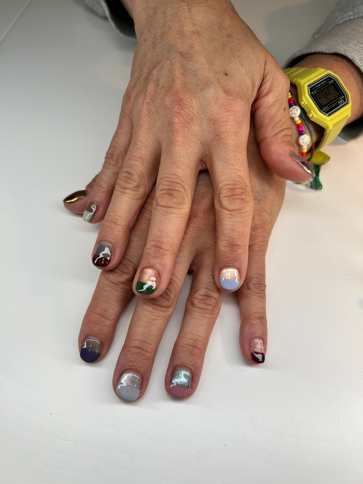 TERMIN BUCHEN: Nageldesign B – etwas aufwändiger, mehrere Farben, keine Verlängerung, auch Cat-Eye, Dauer des Termins ca. 1–2 Stunden