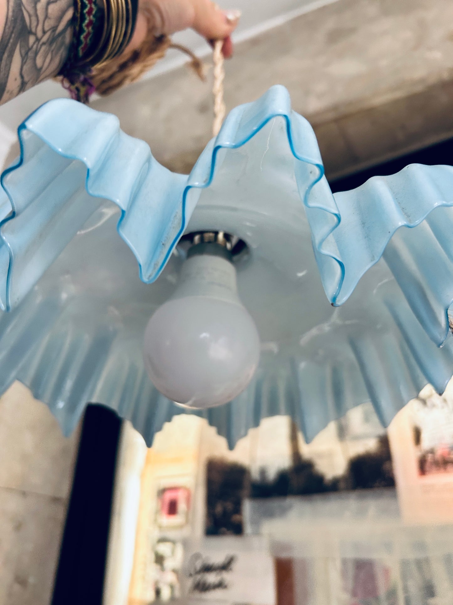 Pendelleuchte aus hellblauem Milchglas aus Frankreich