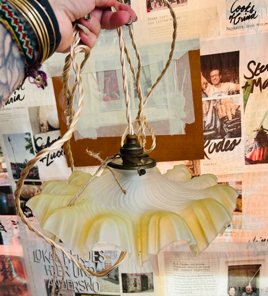 Pendelleuchte aus hellgelbem Milchglas aus Frankreich