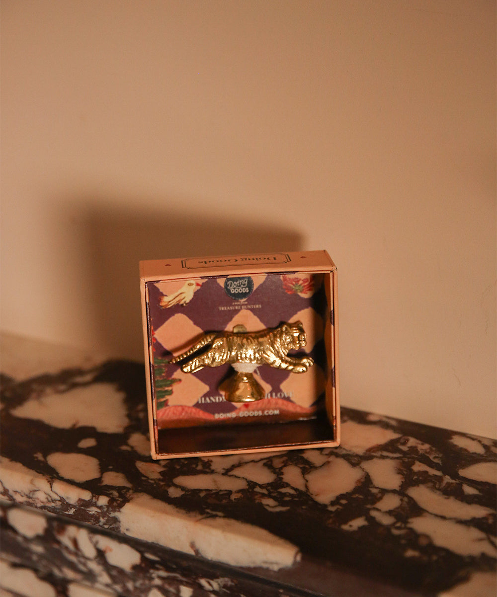 Doing Goods – Tyler Tiger Memohalter/Postkartenhalter in Geschenkbox
