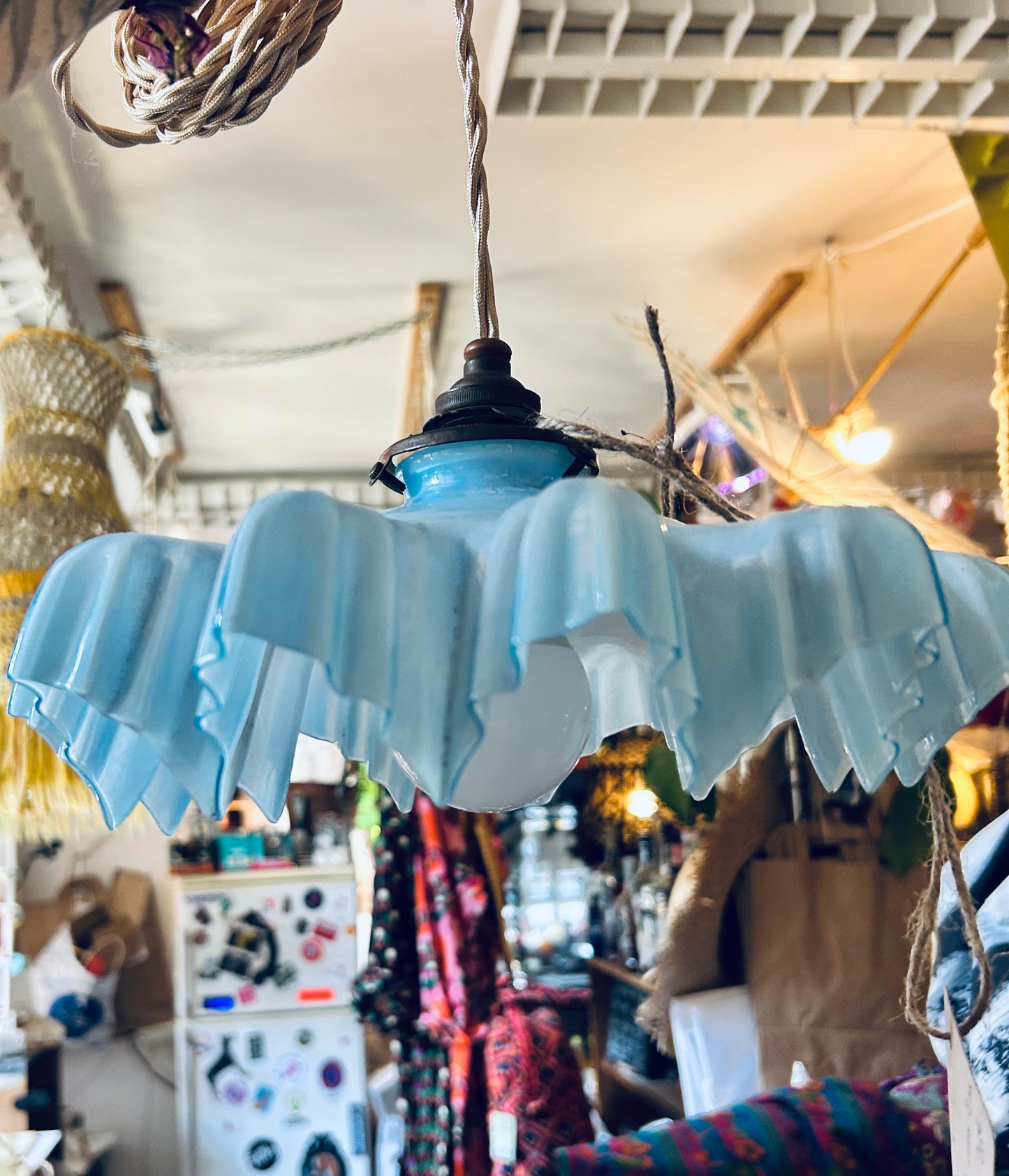 Pendelleuchte aus hellblauem Milchglas aus Frankreich