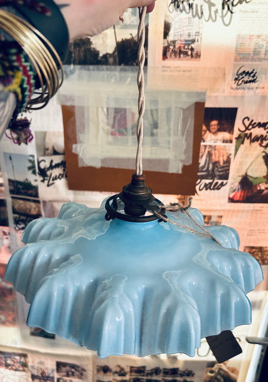 Pendelleuchte aus hellblauem Milchglas aus Frankreich
