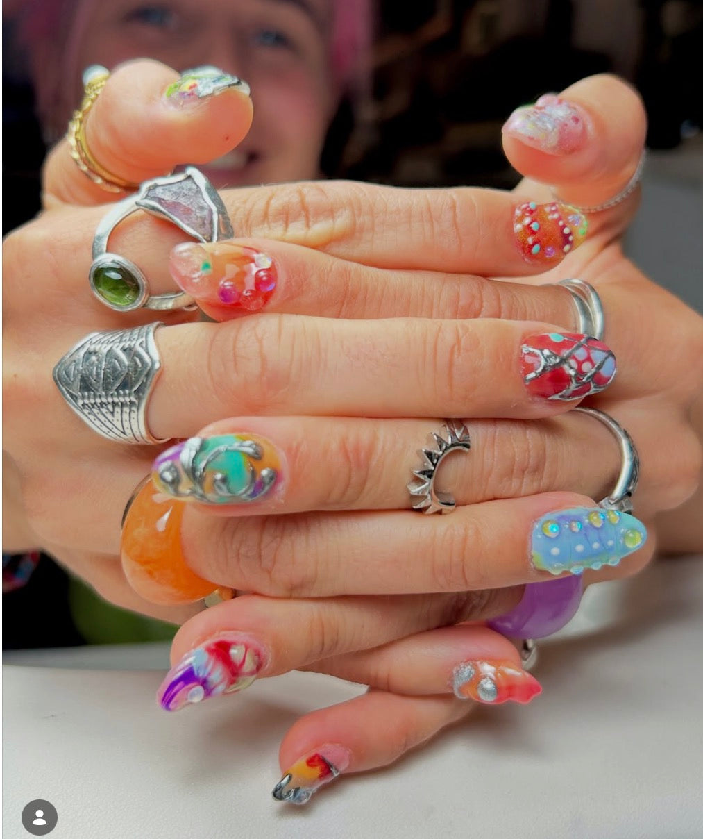 TERMIN BUCHEN: Nageldesign AVANTGARDE – sehr aufwändiges Design, vieles ist möglich, Steinchen, Scultpuring, Zeichnen, Folien, etc., Dauer des Termins 4 Stunden plus