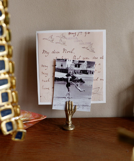 Doing Goods – Bella Hand Postkartenhalter mit roten Fingernägeln