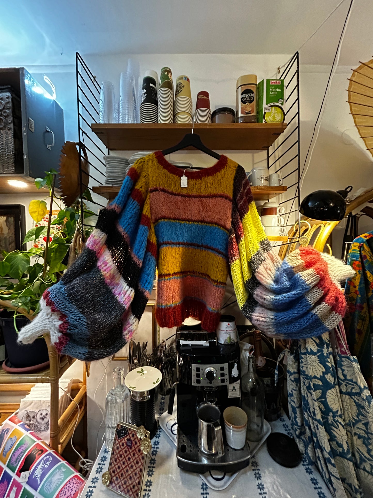 Handgestrickter farbiger Pullover mit Puffärmeln