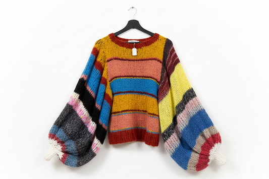 Handgestrickter farbiger Pullover mit Puffärmeln