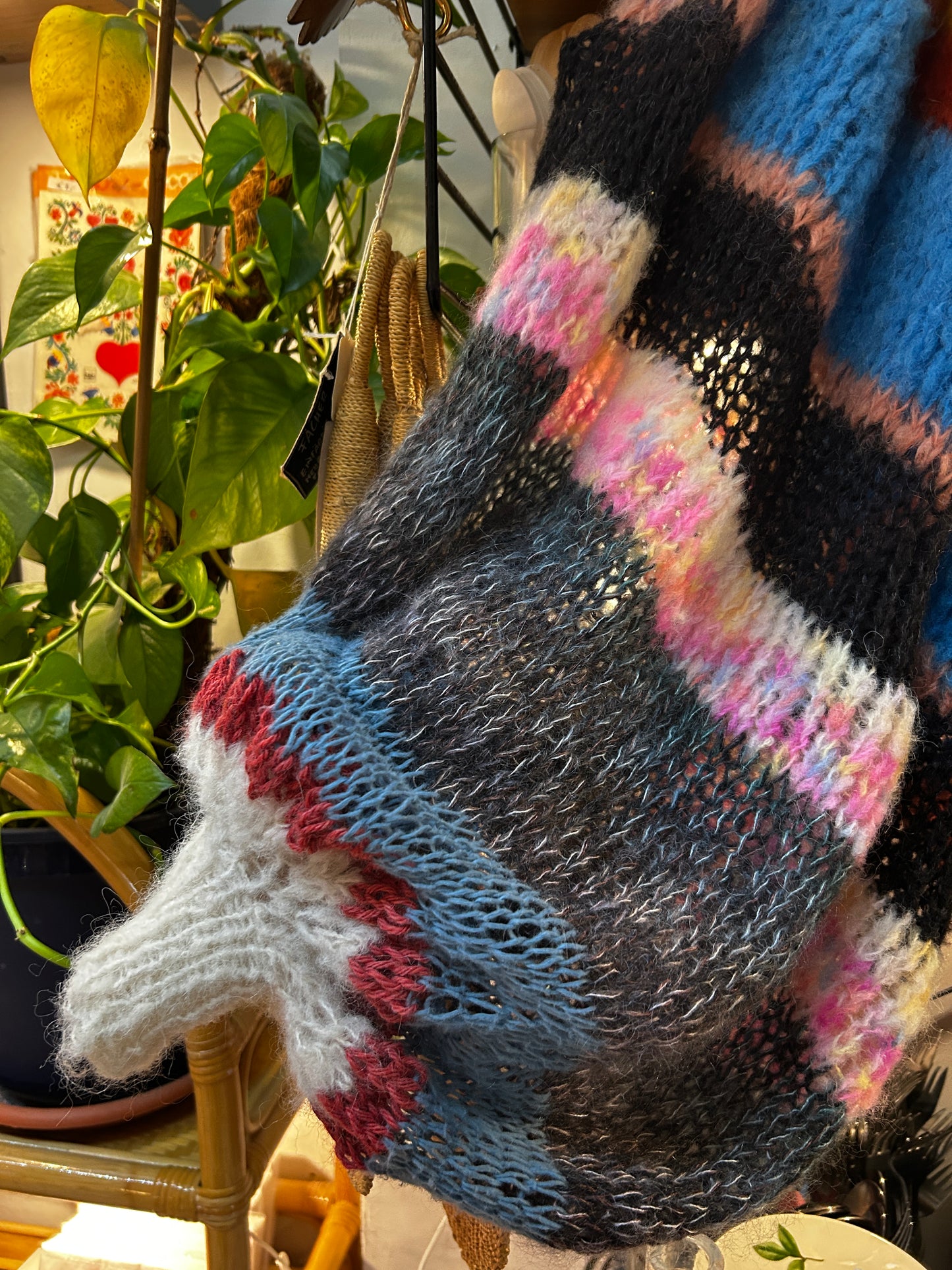 Handgestrickter farbiger Pullover mit Puffärmeln