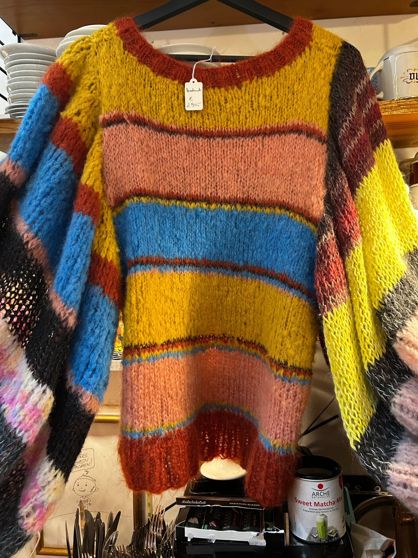 Handgestrickter farbiger Pullover mit Puffärmeln