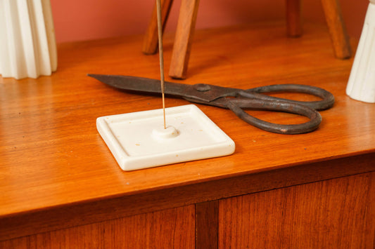 Quadratischer Räucherstäbchenhalter aus Speckstein