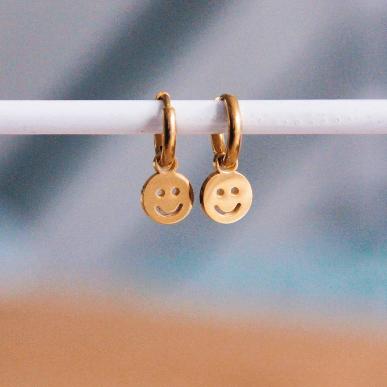Hoops aus Edelstahl mit Smiley — Gold
